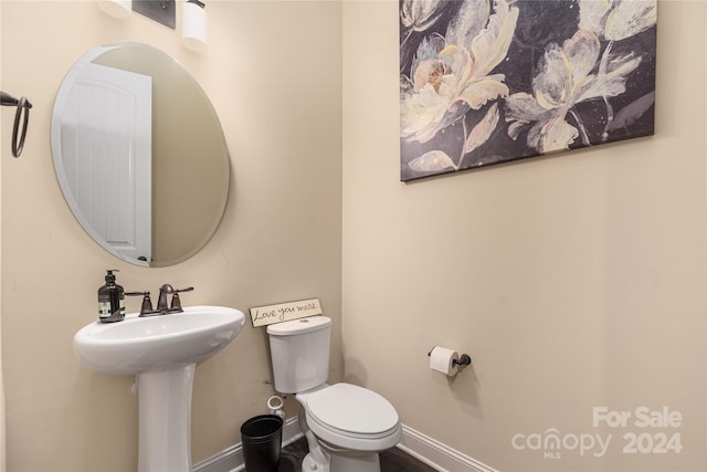 bathroom featuring sink and toilet