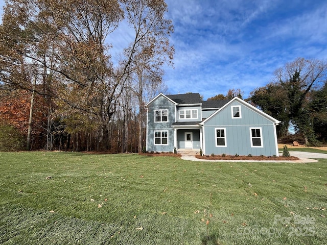 view of front of home featuring a front lawn