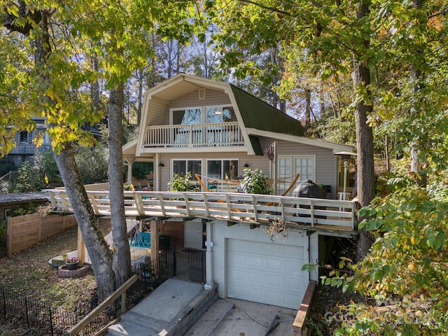 view of front facade featuring a garage