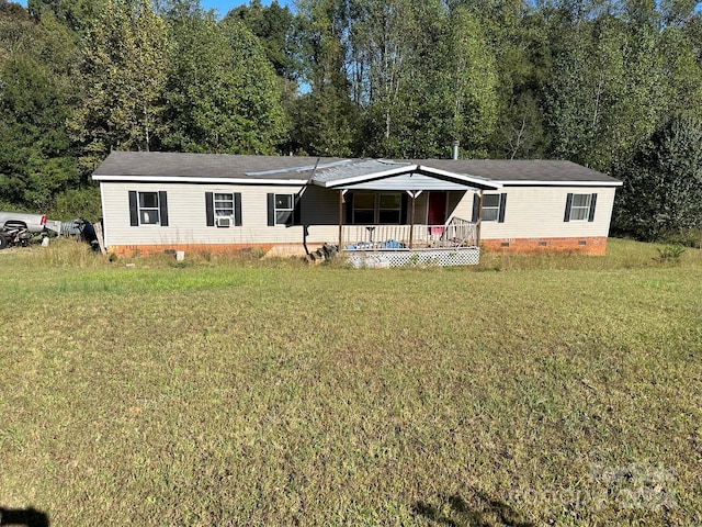 view of front of property featuring a front yard and covered porch