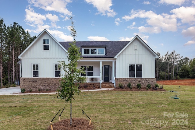 view of front facade featuring a front yard and covered porch