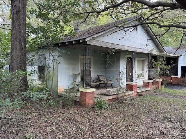 view of front of property featuring covered porch