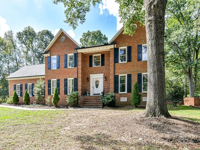 view of front of property featuring a front yard