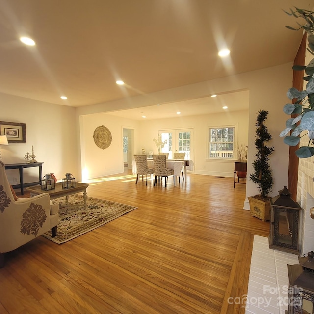 living area featuring light wood-style floors, recessed lighting, and baseboards