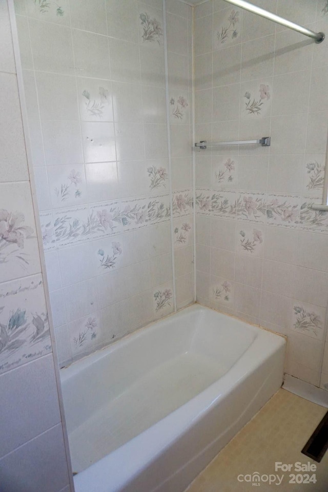 bathroom featuring tile walls