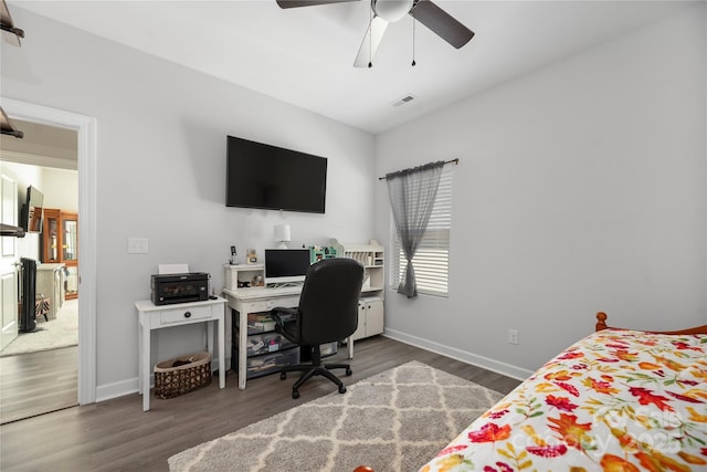 bedroom with baseboards, wood finished floors, visible vents, and ceiling fan