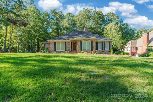 ranch-style house featuring a front lawn