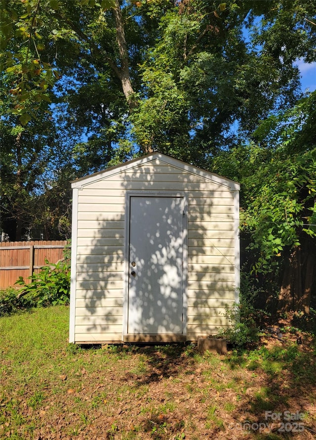 view of outdoor structure with a yard