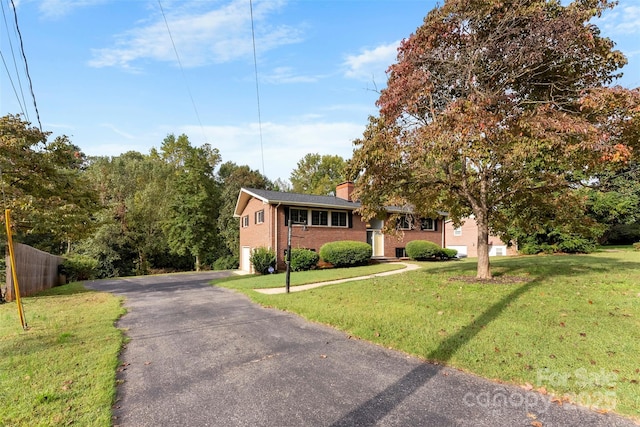 view of front of property featuring a front lawn