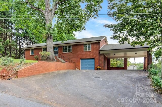 view of front facade featuring a garage