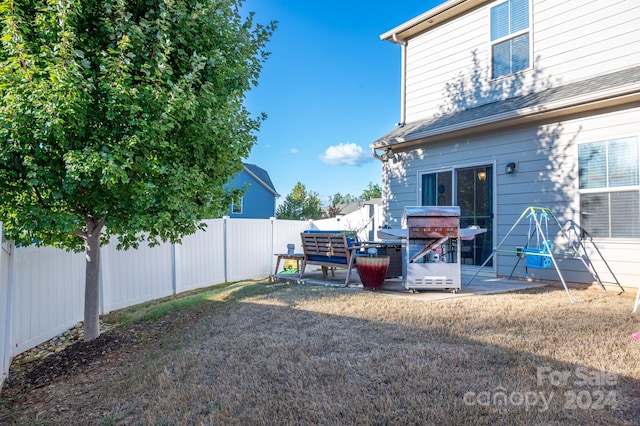 view of yard featuring a patio area