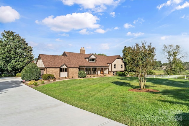 new england style home featuring a front lawn