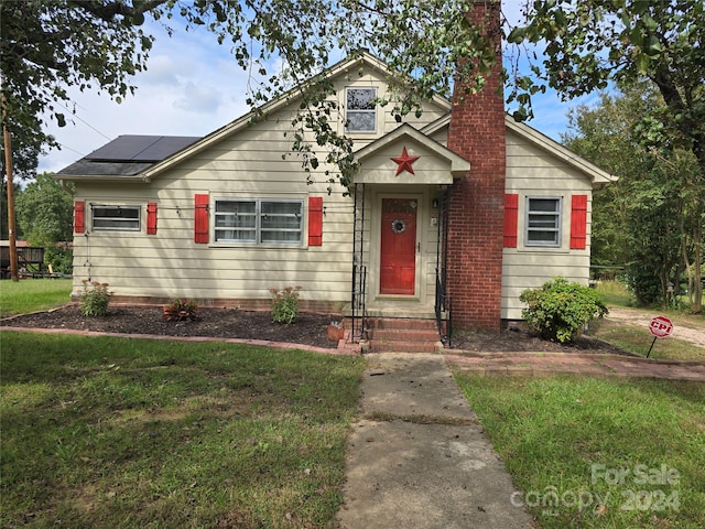 view of front facade with a front yard