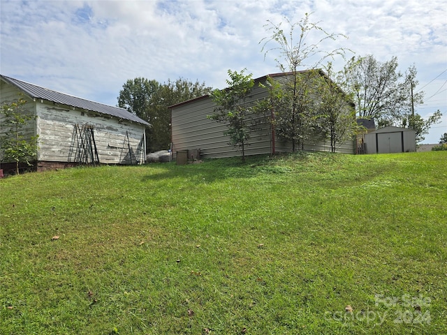 view of yard featuring a storage unit