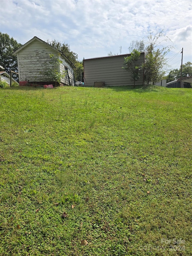 view of yard with an outdoor structure