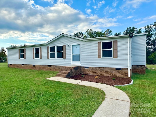 manufactured / mobile home with a front lawn