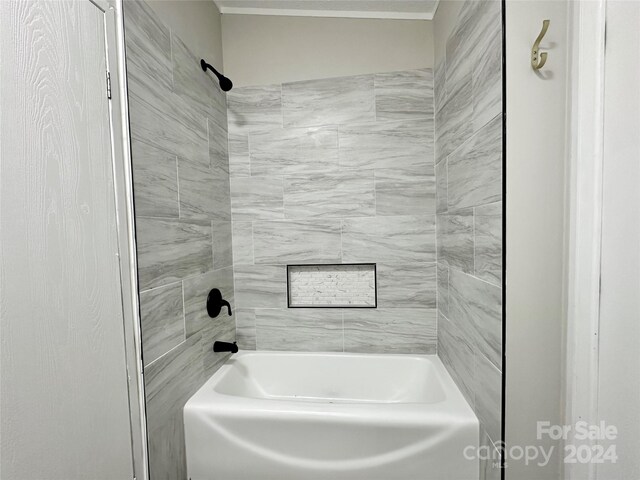 bathroom with tiled shower / bath combo