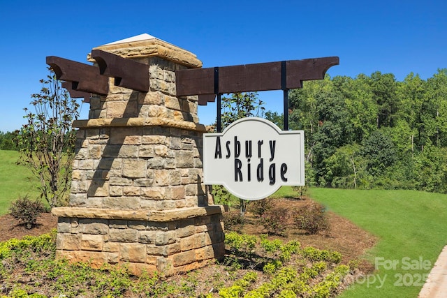 community sign featuring a yard