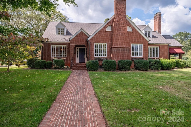 view of front of house with a front yard