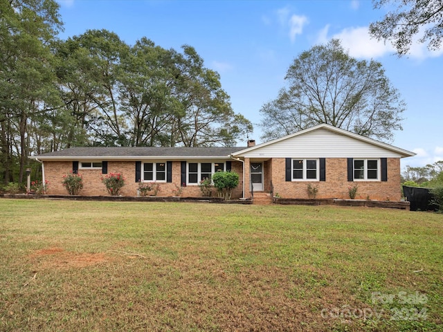 single story home featuring a front lawn