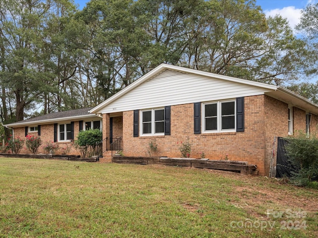 single story home with a front lawn