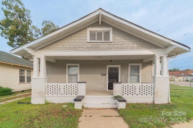 view of front facade featuring a front lawn and covered porch