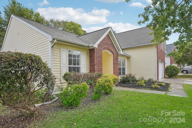 view of front of home featuring a front yard