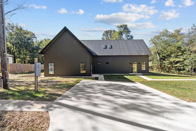 view of front of home featuring a front yard