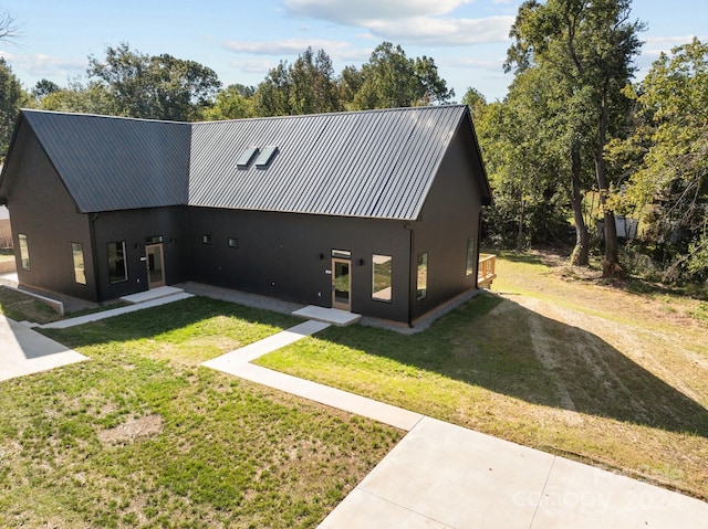 view of front of house featuring a front yard