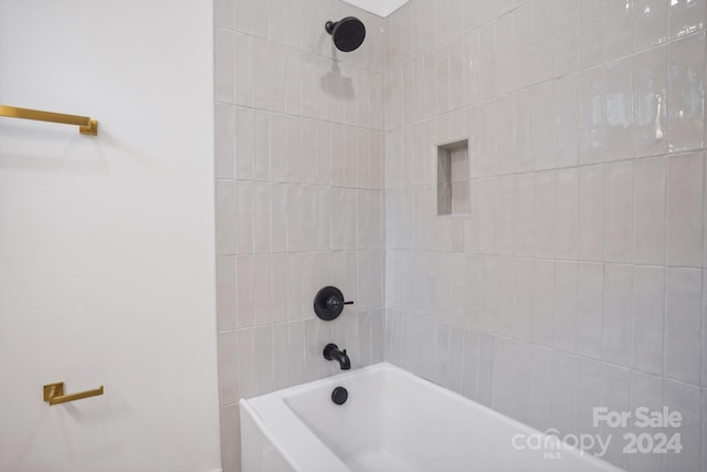 bathroom with tiled shower / bath