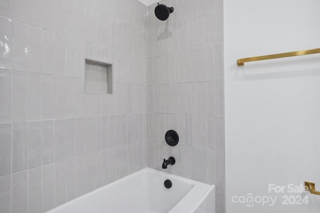 bathroom with tiled shower / bath