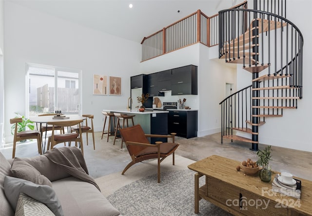 living room featuring sink and a high ceiling