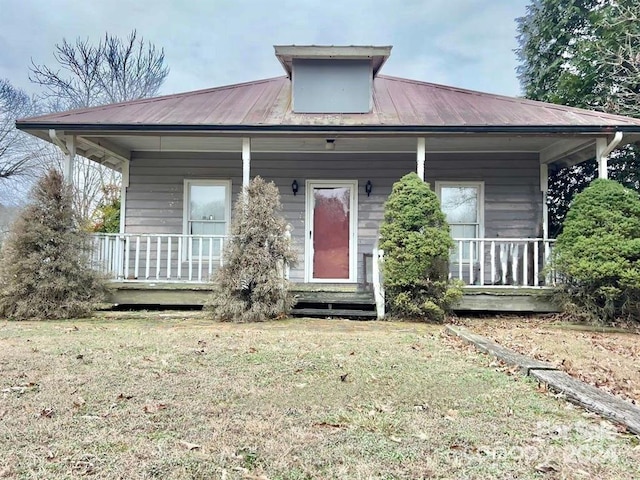 view of front of house with a front lawn and covered porch