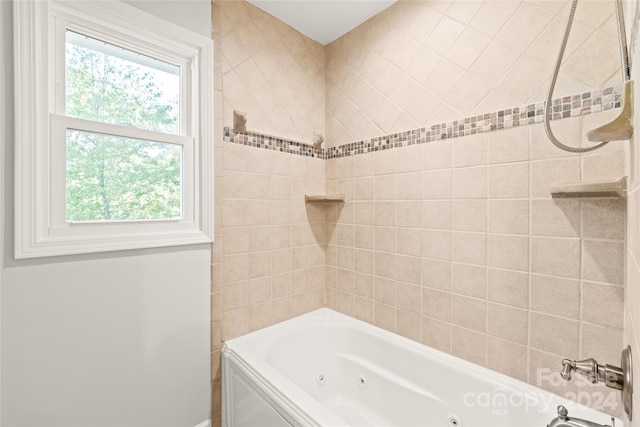 bathroom with tiled shower / bath