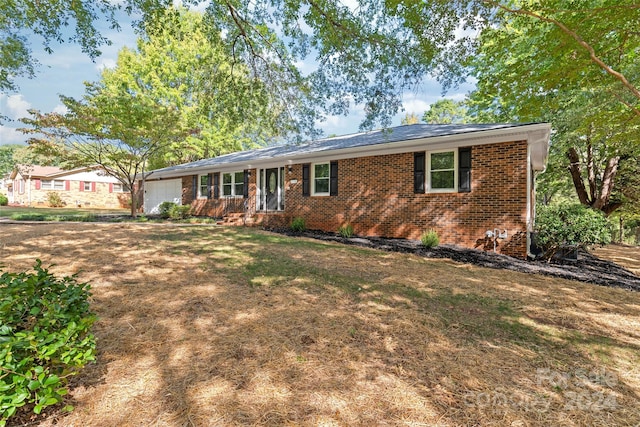 ranch-style house with a front yard