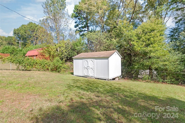 view of yard featuring a storage unit