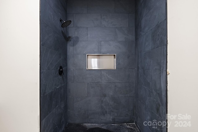 bathroom featuring tiled shower