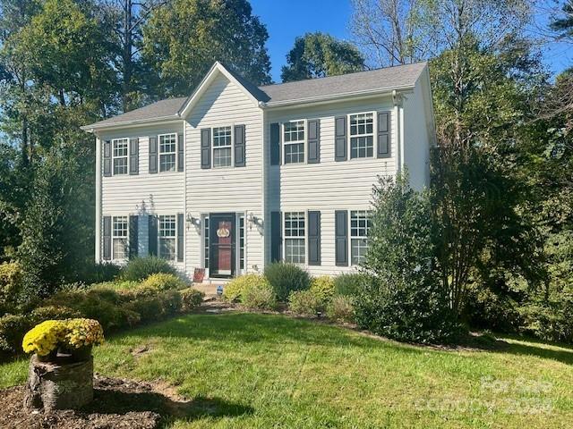 colonial inspired home featuring a front yard