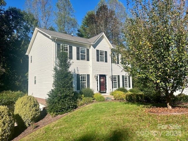 colonial house featuring a front yard