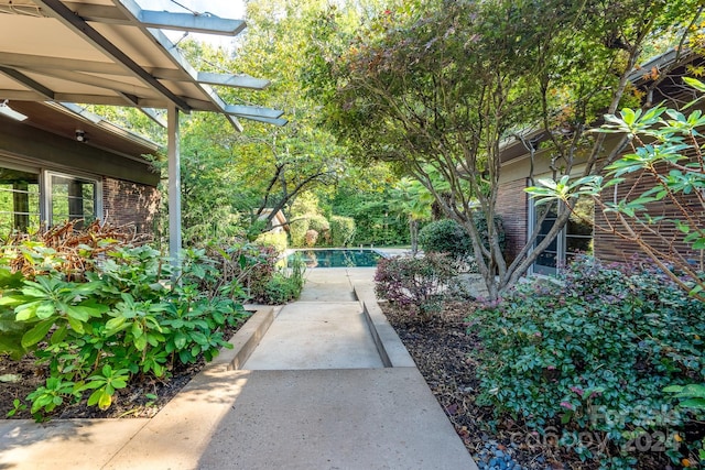 view of yard featuring an outdoor pool