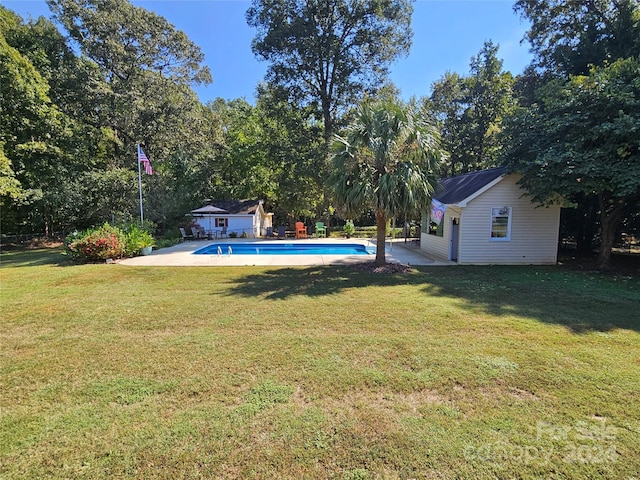 view of yard with an outbuilding