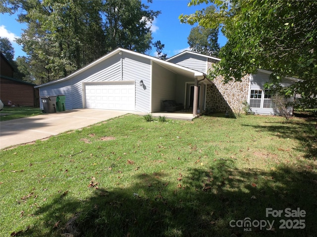 view of front facade featuring a garage and a front yard