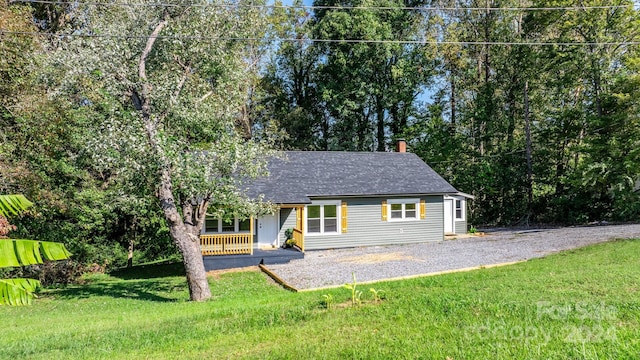 view of front of property featuring a front yard