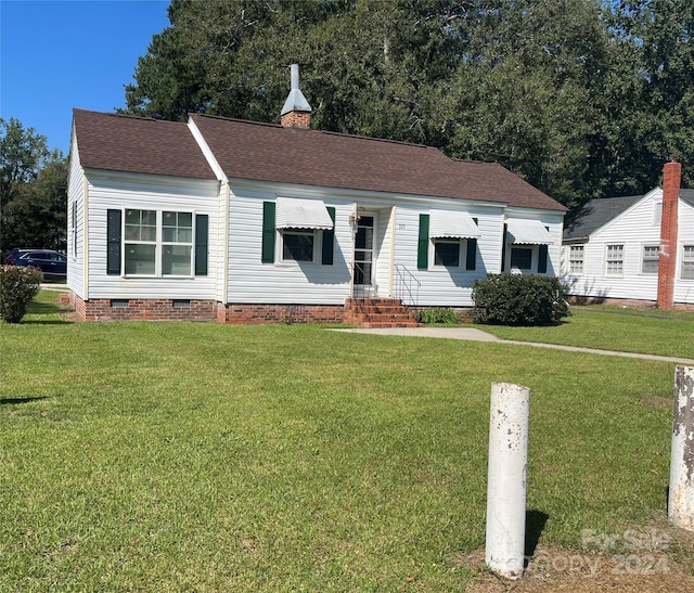 view of front of property featuring a front lawn