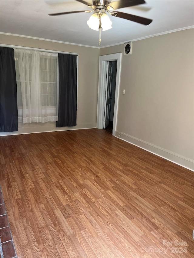 spare room with ceiling fan, ornamental molding, and light hardwood / wood-style floors