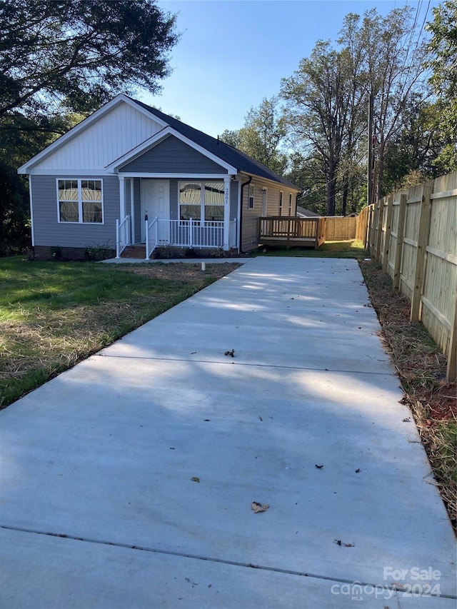 view of front of property featuring a front lawn