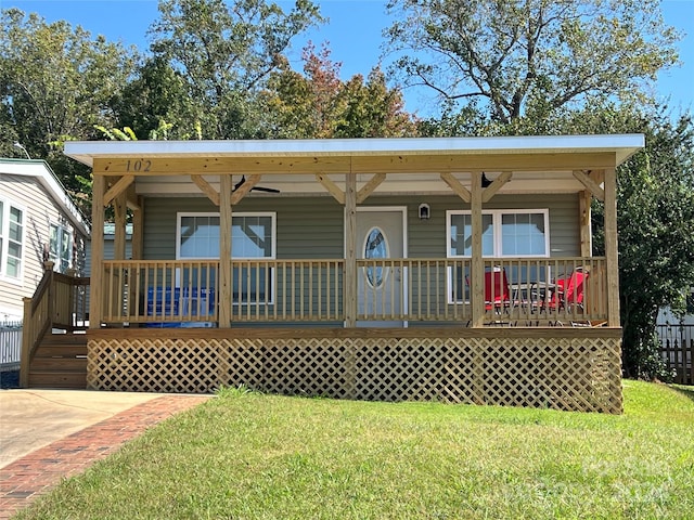 view of front facade with a front yard