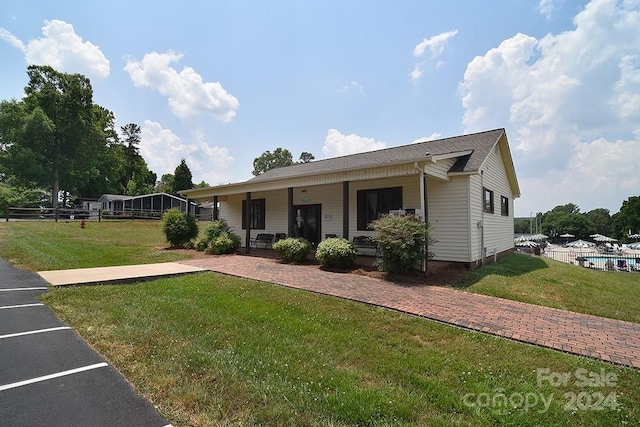 ranch-style home featuring a front yard