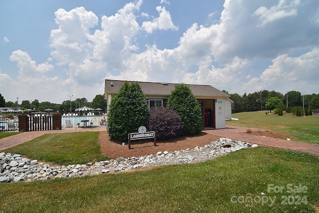 view of front of home featuring a front yard