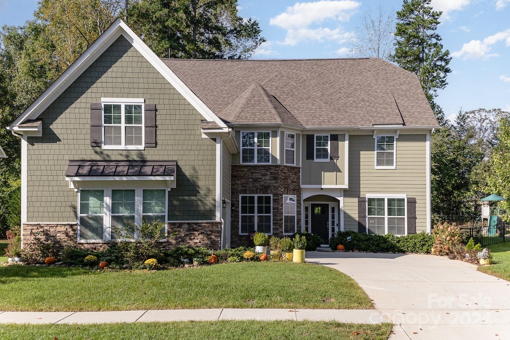 view of front of house with a front lawn